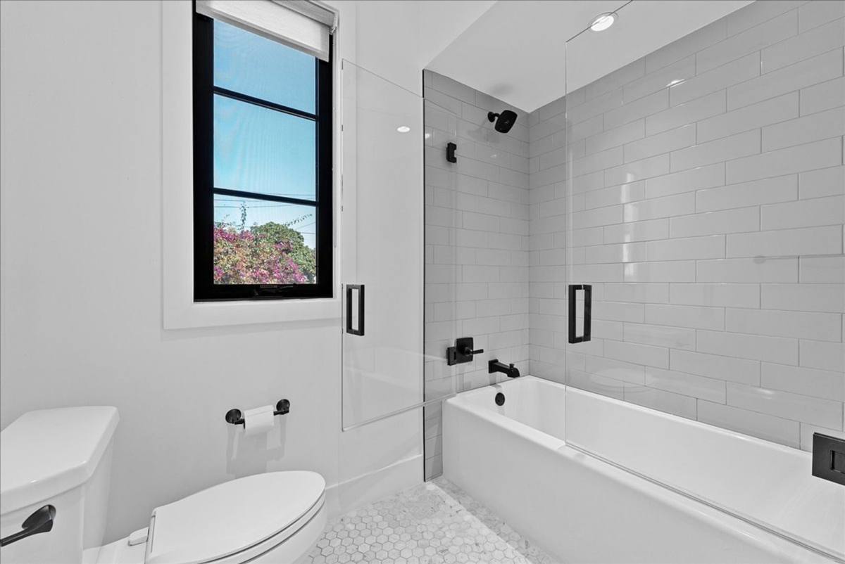 Townhouse for rent at 1348 S Burnside Ave #4, Los Angeles, CA 90019