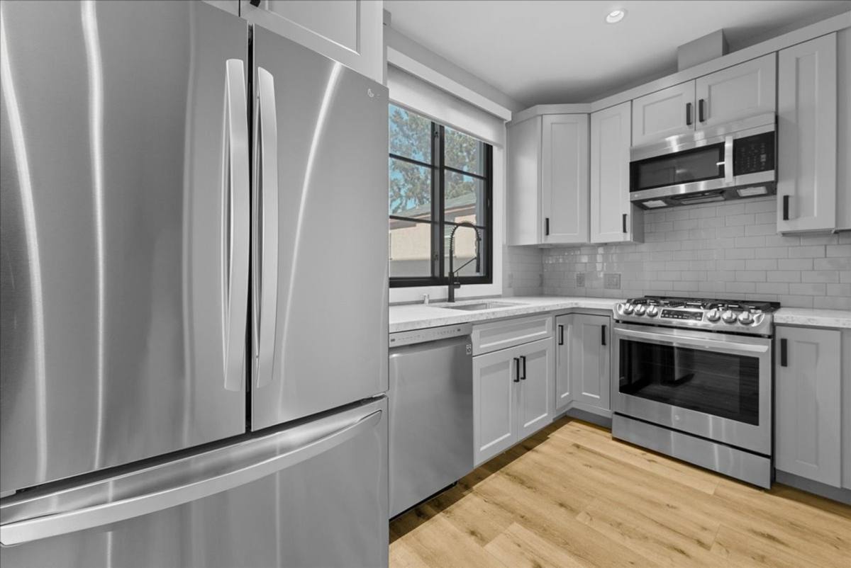 Townhouse for rent at 1348 S Burnside Ave #4, Los Angeles, CA 90019