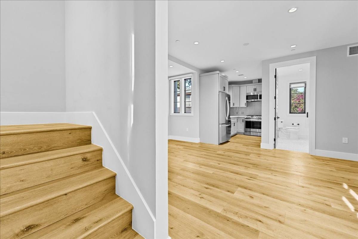 Townhouse for rent at 1348 S Burnside Ave #4, Los Angeles, CA 90019