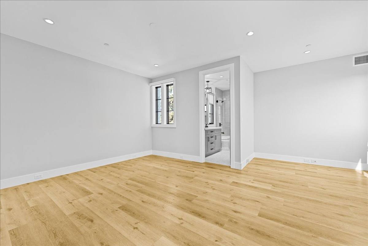 Townhouse for rent at 1348 S Burnside Ave #4, Los Angeles, CA 90019