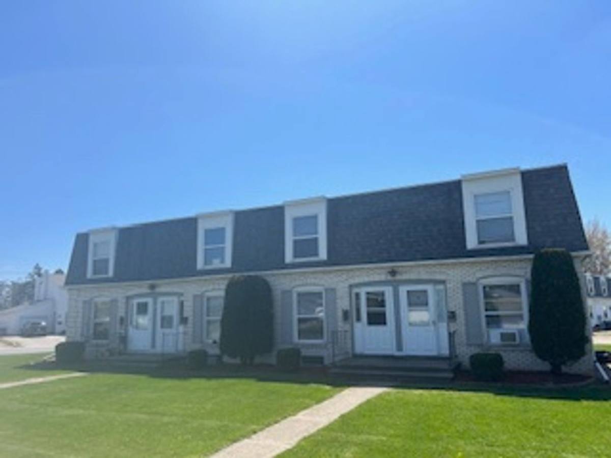 Townhouse for rent at 734 Fairwood Dr, Neenah, WI 54956
