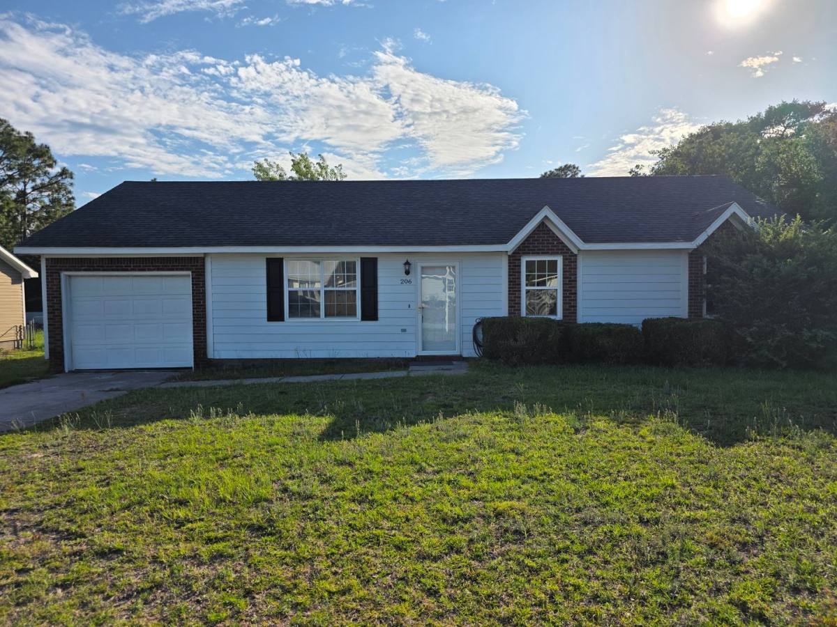 House for rent at 206 S Ginger Dr, Hubert, NC 28539