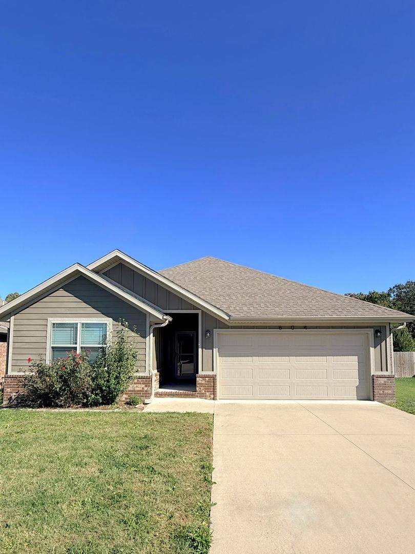 House for rent at 604 N Eagle Park Dr, Nixa, MO 65714