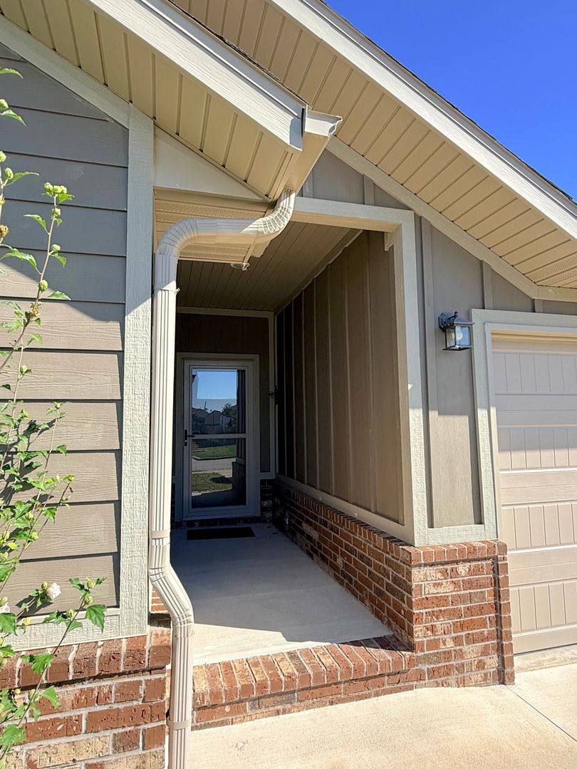 House for rent at 604 N Eagle Park Dr, Nixa, MO 65714