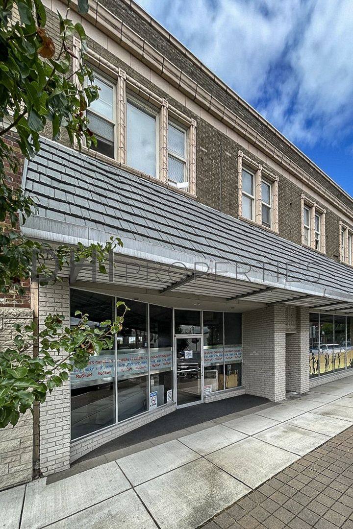 Apartment for rent at 1209 Commerce Ave, Longview, WA 98632