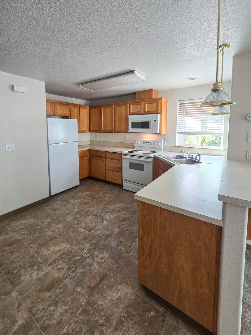 Apartment for rent at 361-363 21st St SE, Salem, OR 97301