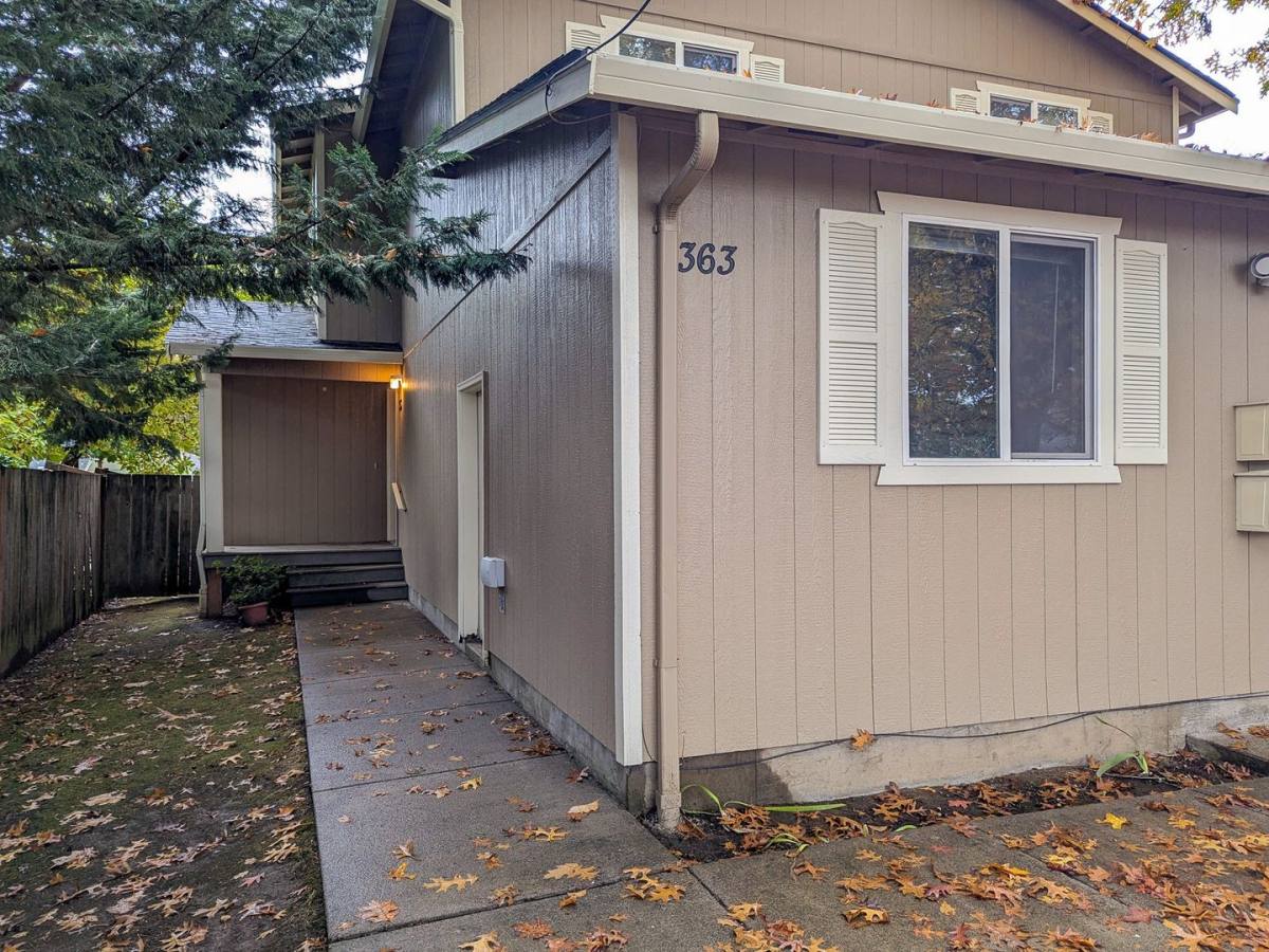 Apartment for rent at 361-363 21st St SE, Salem, OR 97301