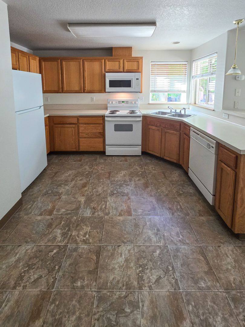 Apartment for rent at 361-363 21st St SE, Salem, OR 97301