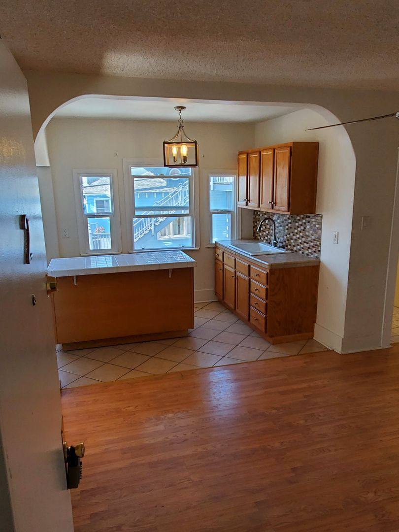 Apartment for rent at 25 Clubhouse Ave, Venice, CA 90291