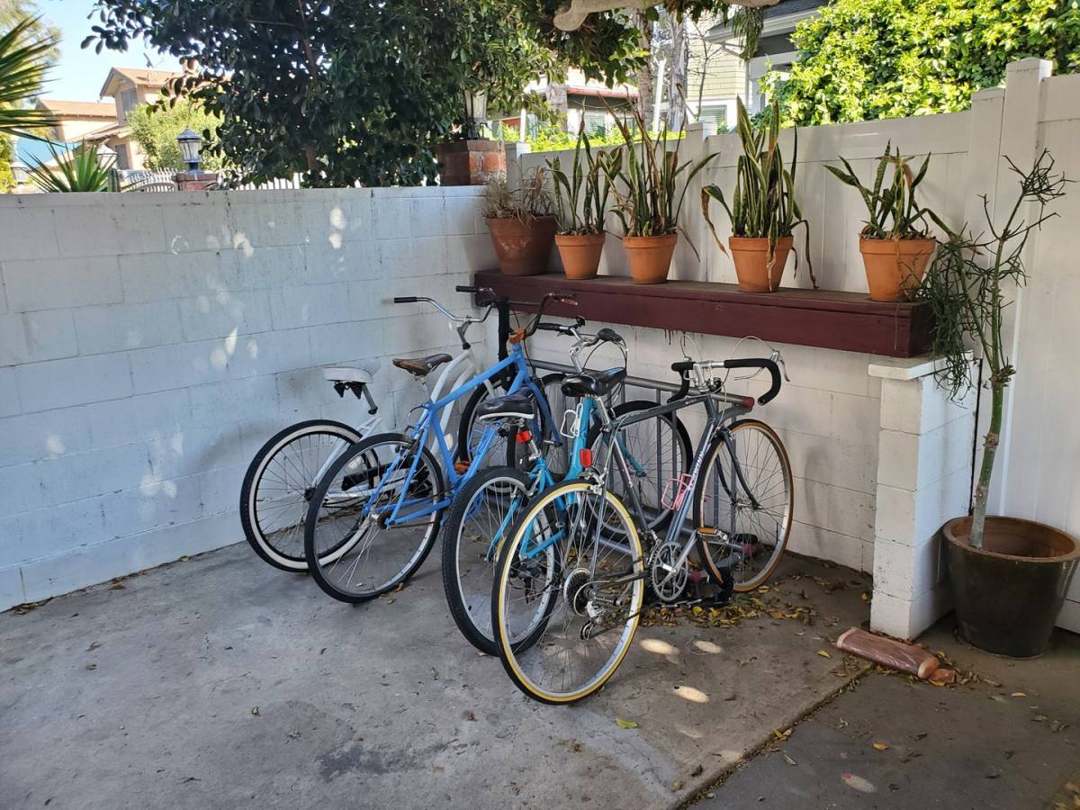 Apartment for rent at 25 Clubhouse Ave, Venice, CA 90291