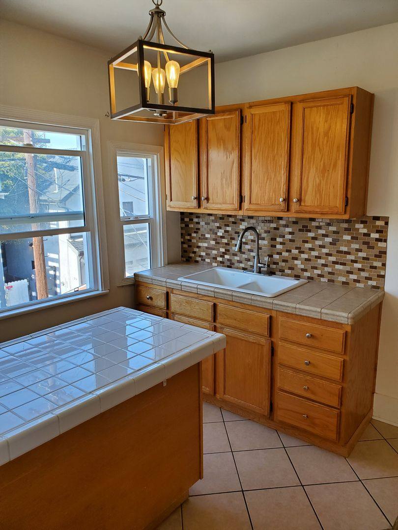Apartment for rent at 25 Clubhouse Ave, Venice, CA 90291