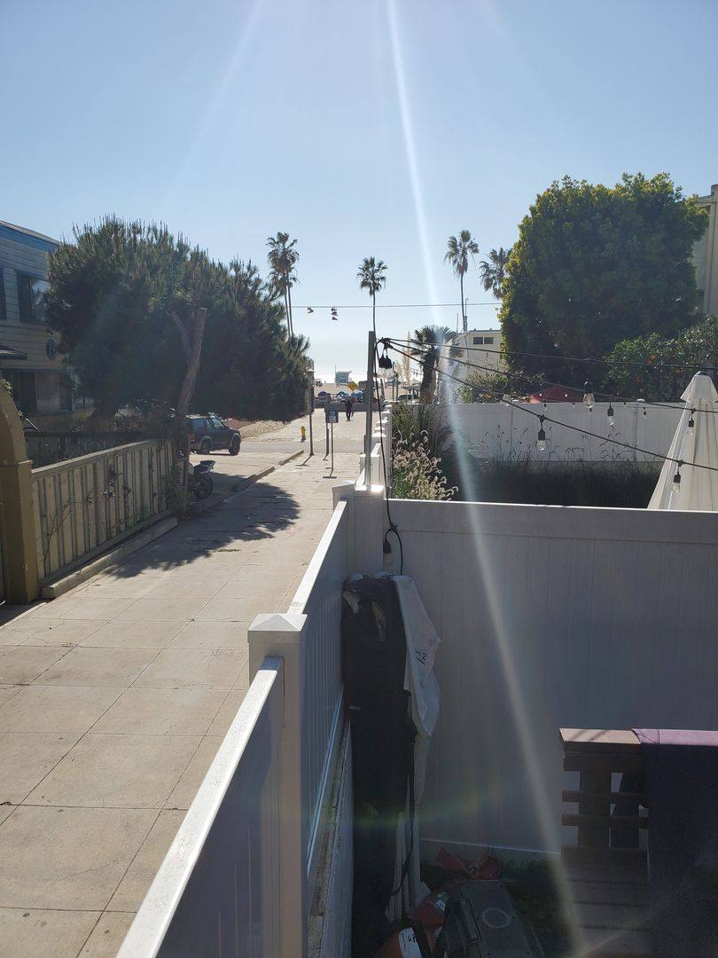 Apartment for rent at 25 Clubhouse Ave, Venice, CA 90291