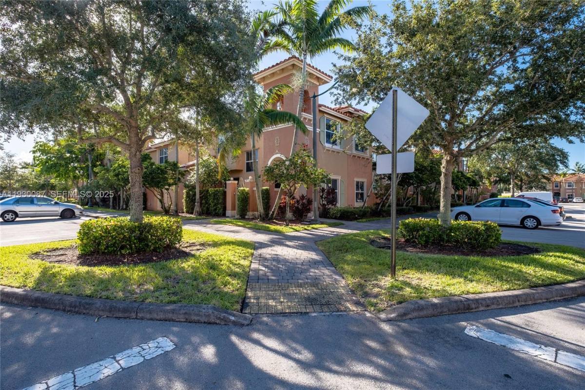 Townhouse for rent at 1009 SW 144th Ave #2701, Hollywood, FL 33027