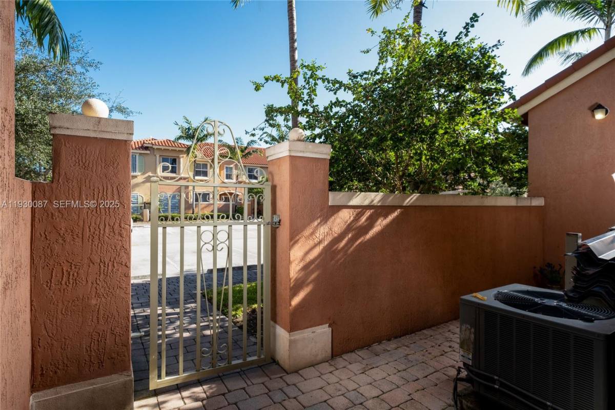 Townhouse for rent at 1009 SW 144th Ave #2701, Hollywood, FL 33027