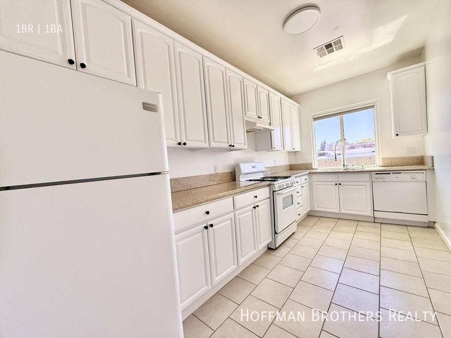 Apartment for rent at 7575 Melrose Ave #3, Los Angeles, CA 90046