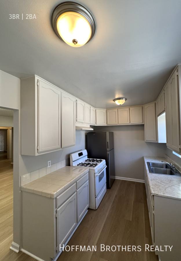 Apartment for rent at 11421 Normandie Ave #5, Los Angeles, CA 90044