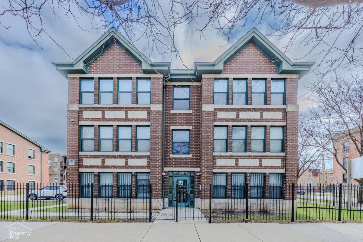 Apartment for rent at 3645 W Flournoy St, Chicago, IL 60624