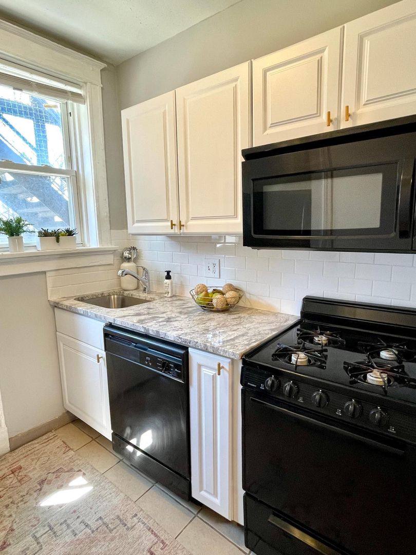 Apartment for rent at 4564 Flad Ave #2E, Saint Louis, MO 63110