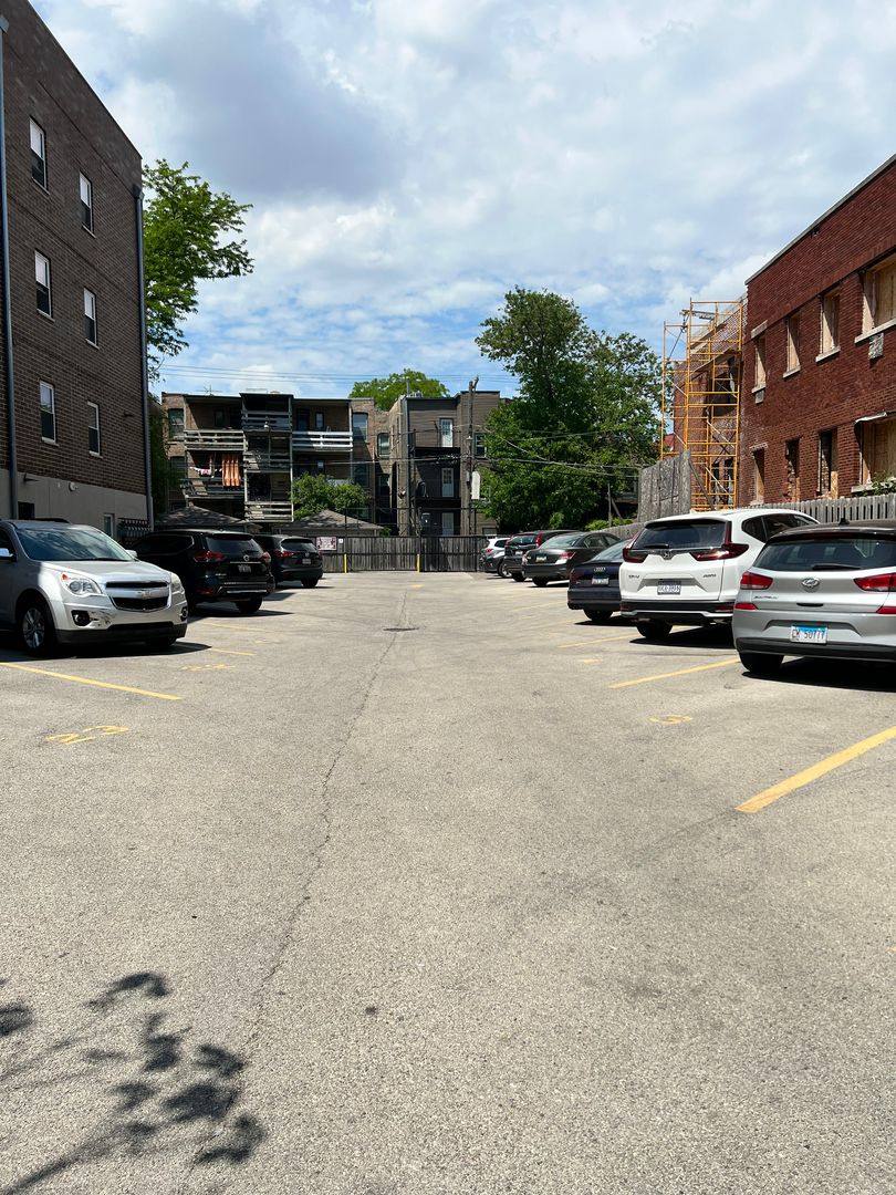 Apartment for rent at 4520 N Beacon St, Chicago, IL 60640