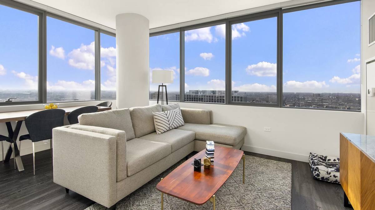 Apartment for rent at 811 W Agatite Ave, Chicago, IL 60640