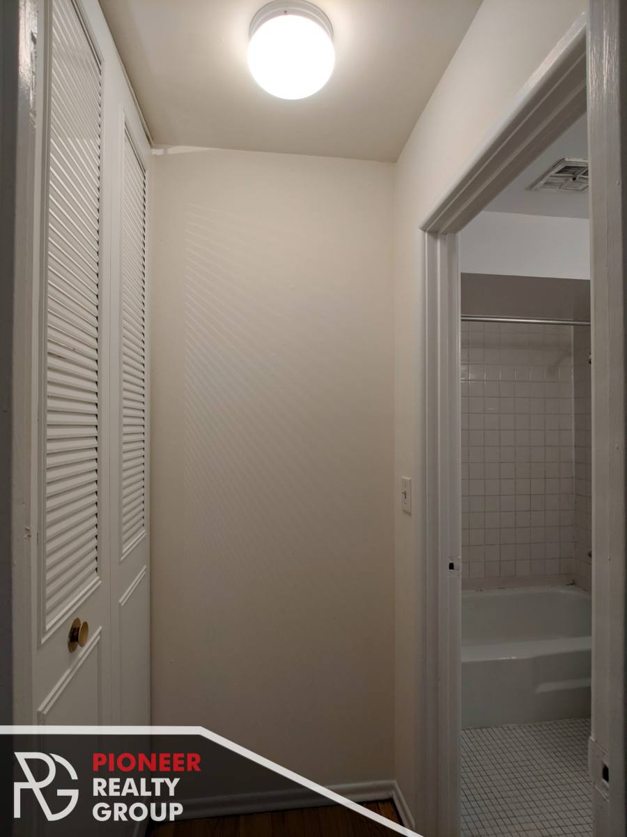Apartment for rent at 525 W Oakdale Ave, Chicago, IL 60657