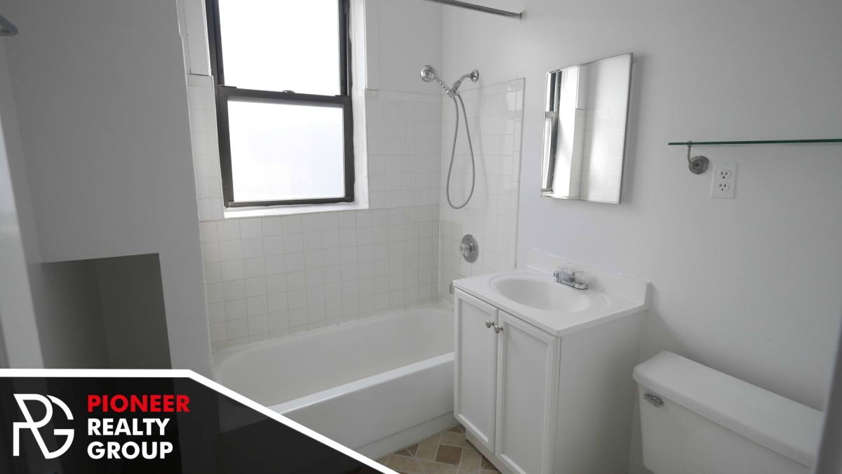 Apartment for rent at 813 W Waveland, Chicago, IL 60613
