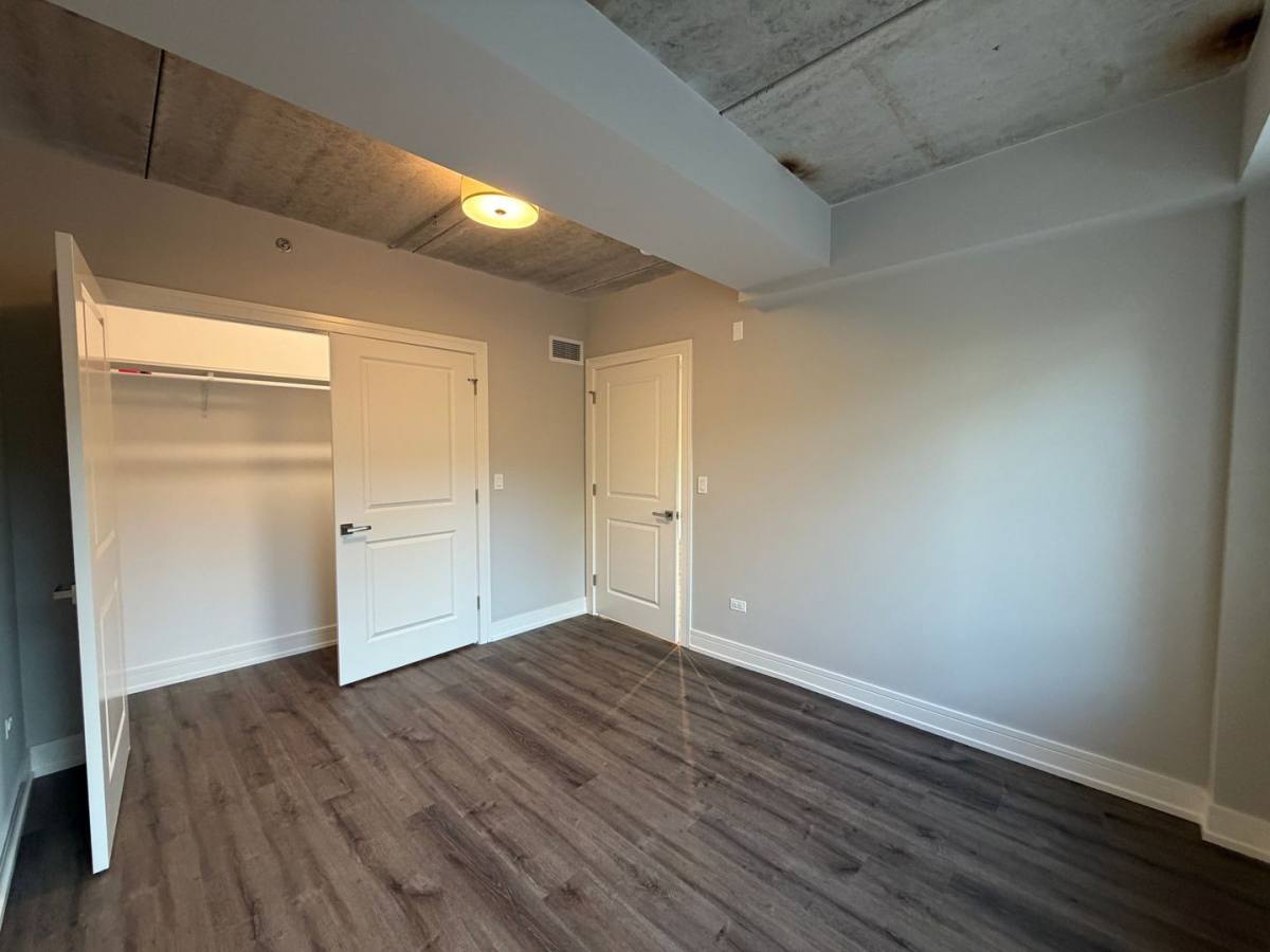 Apartment for rent at 952 W Carmen Ave, Chicago, IL 60640