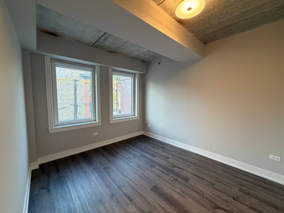 Apartment for rent at 952 W Carmen Ave, Chicago, IL 60640
