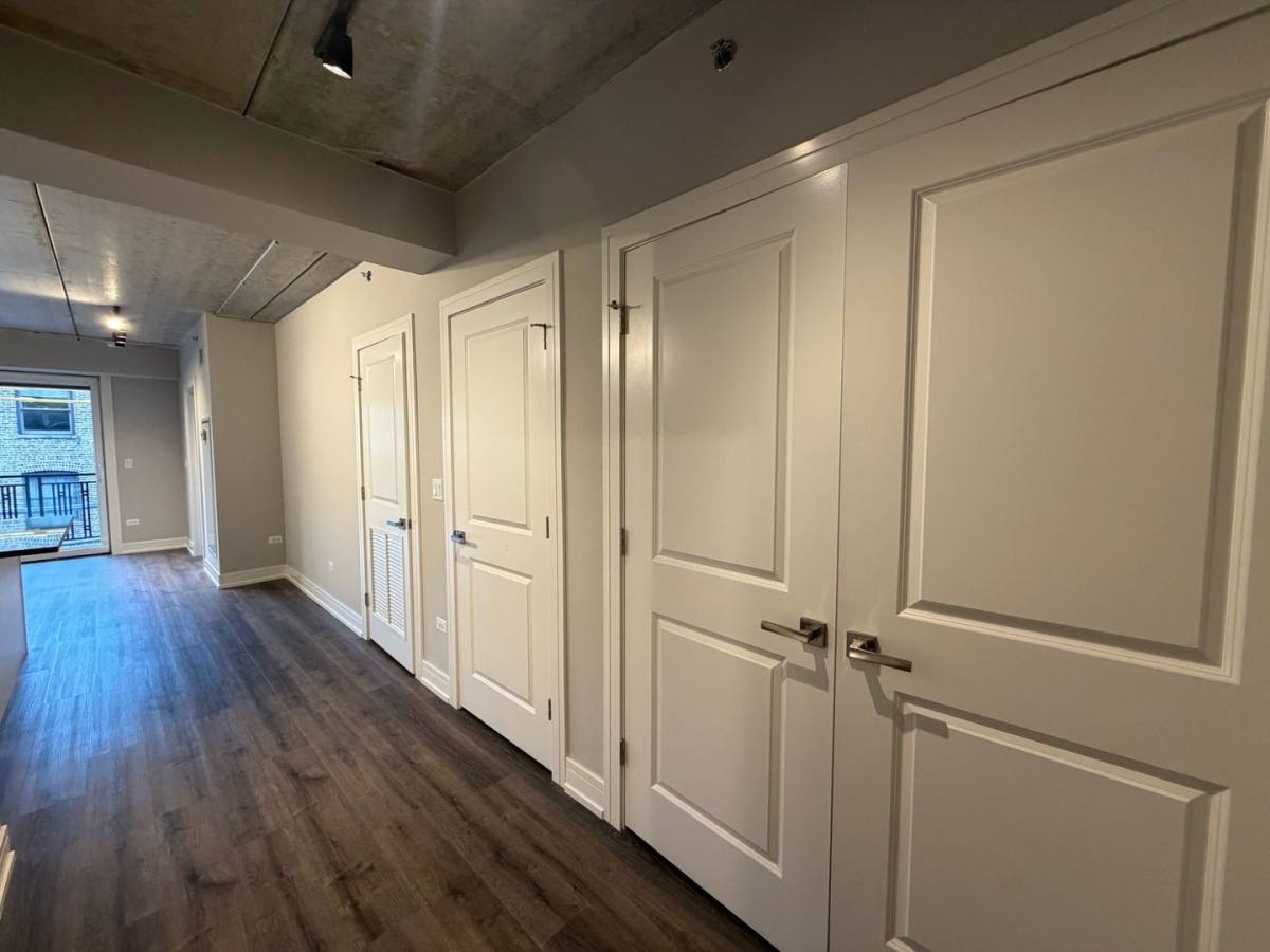Apartment for rent at 952 W Carmen Ave, Chicago, IL 60640