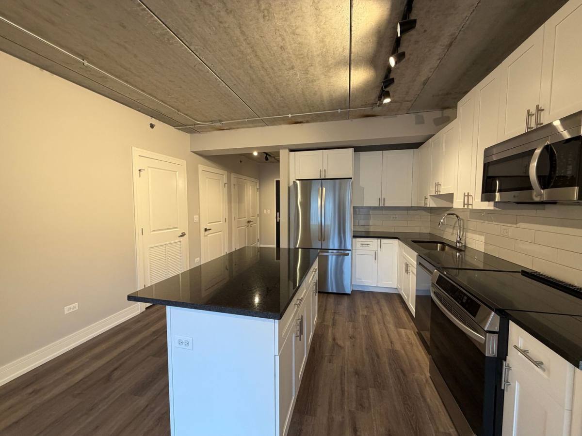 Apartment for rent at 952 W Carmen Ave, Chicago, IL 60640