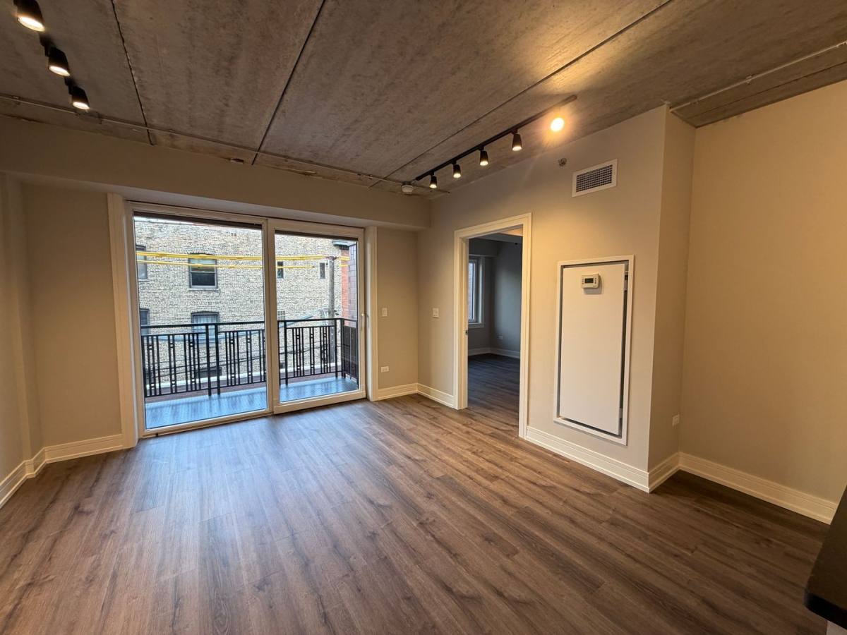 Apartment for rent at 952 W Carmen Ave, Chicago, IL 60640