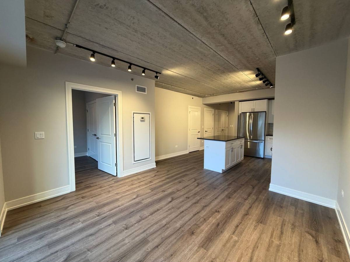 Apartment for rent at 952 W Carmen Ave, Chicago, IL 60640