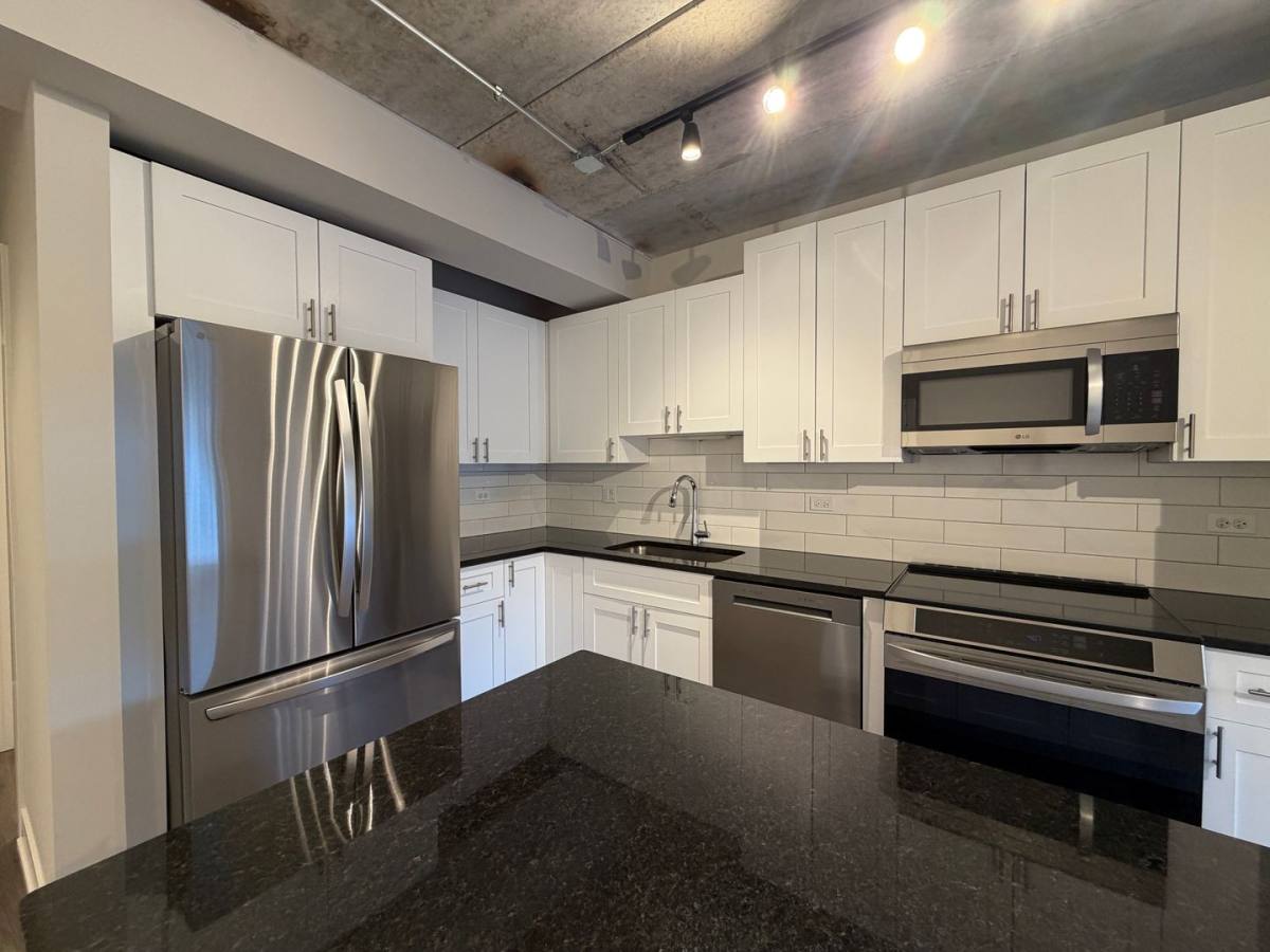 Apartment for rent at 952 W Carmen Ave, Chicago, IL 60640