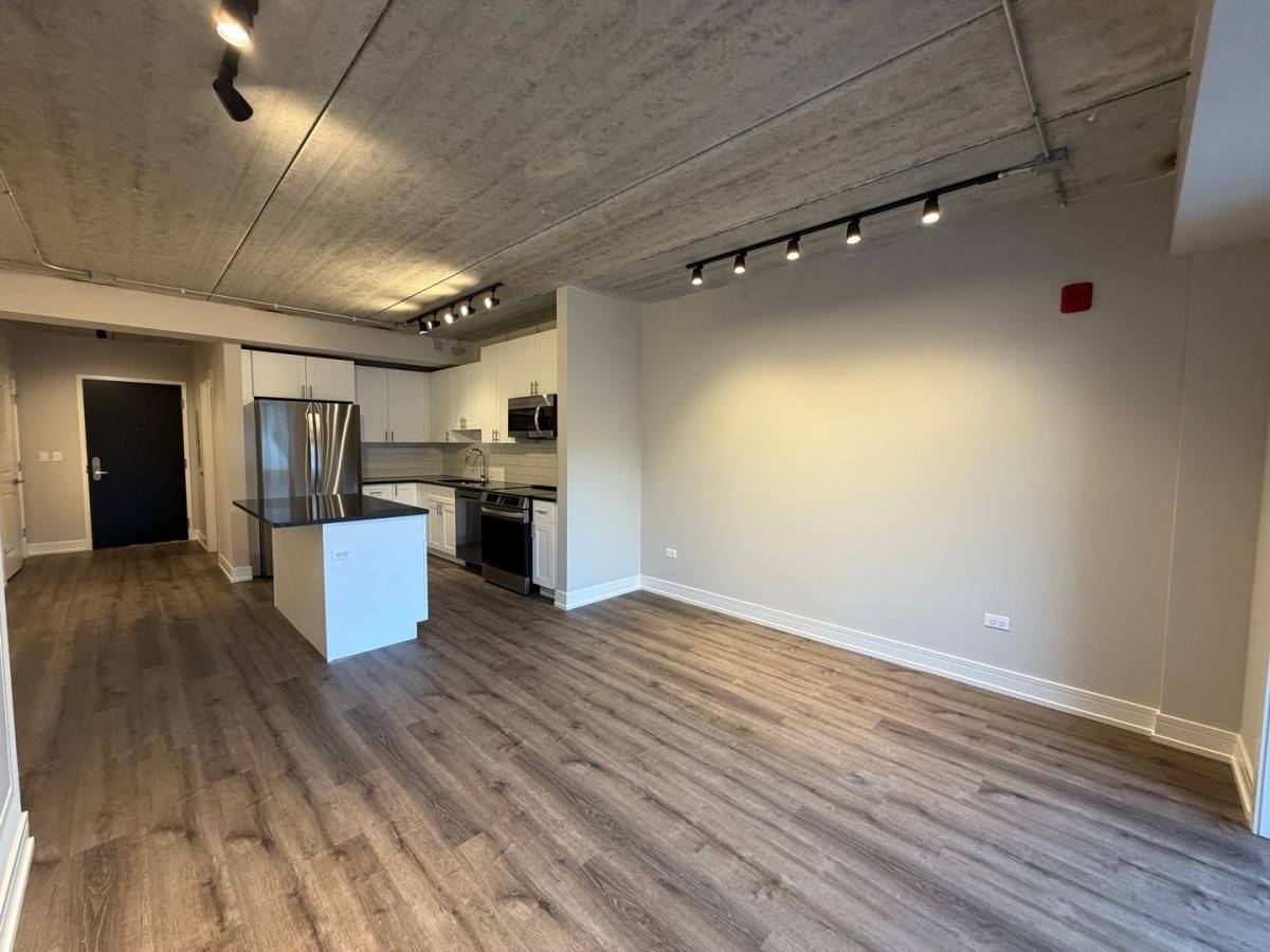 Apartment for rent at 952 W Carmen Ave, Chicago, IL 60640