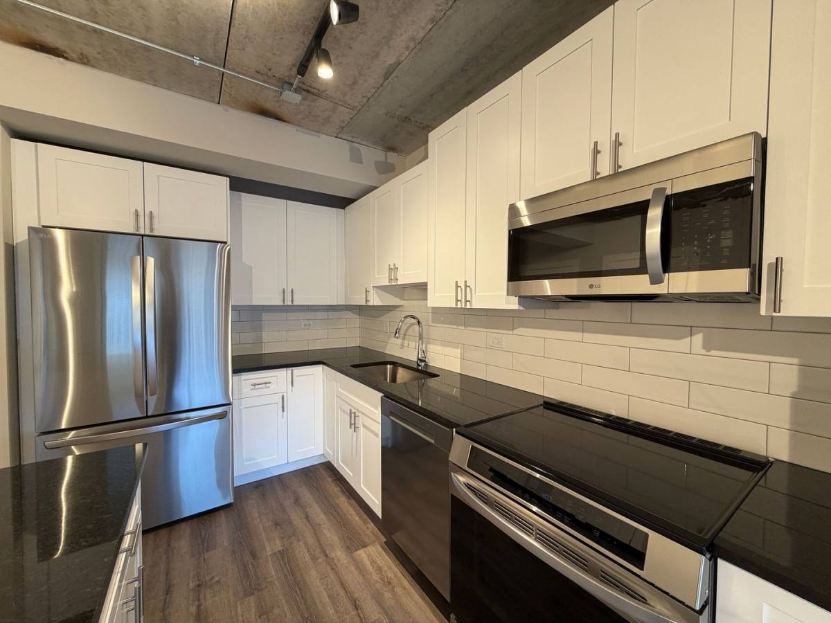 Apartment for rent at 952 W Carmen Ave, Chicago, IL 60640