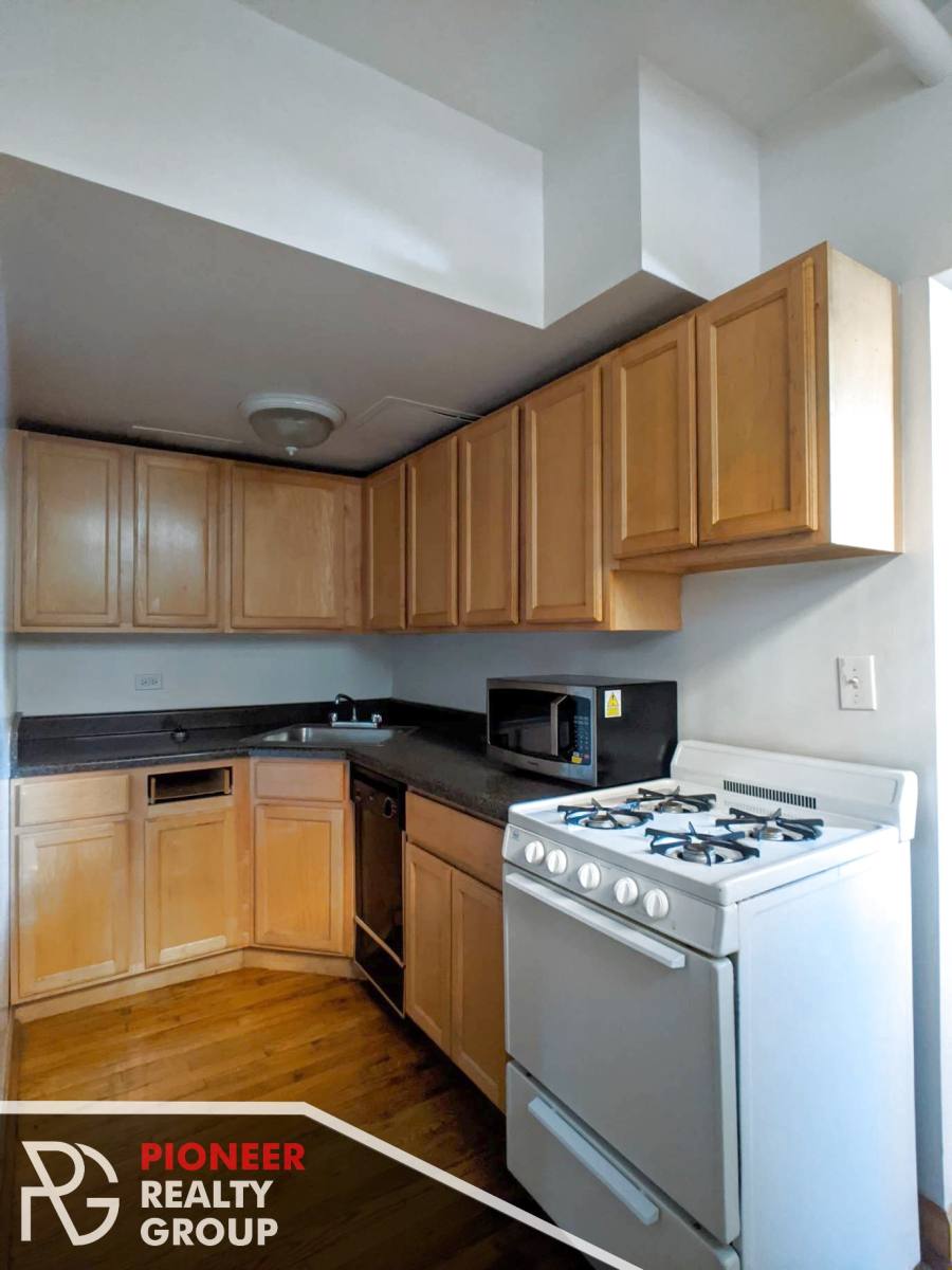 Apartment for rent at 947 W Cornelia, Chicago, IL 60657