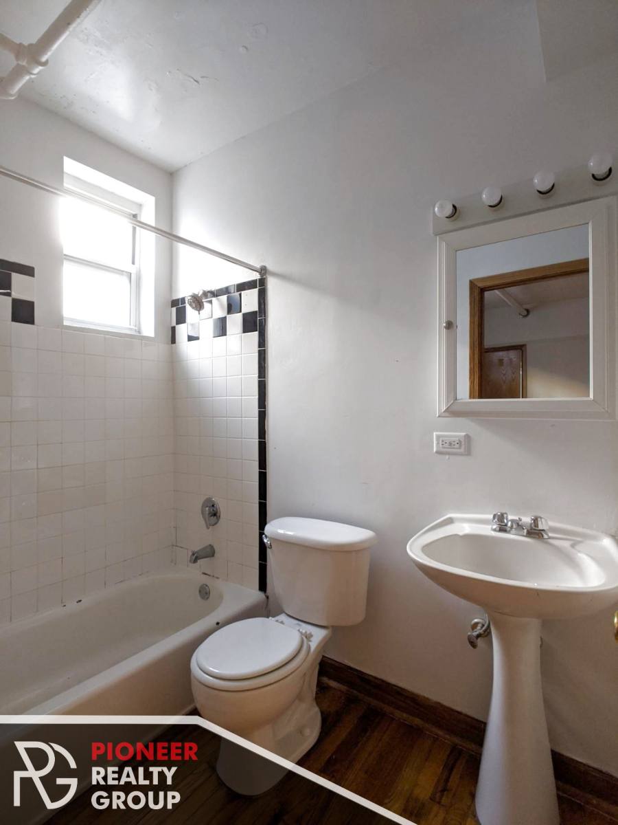 Apartment for rent at 947 W Cornelia, Chicago, IL 60657