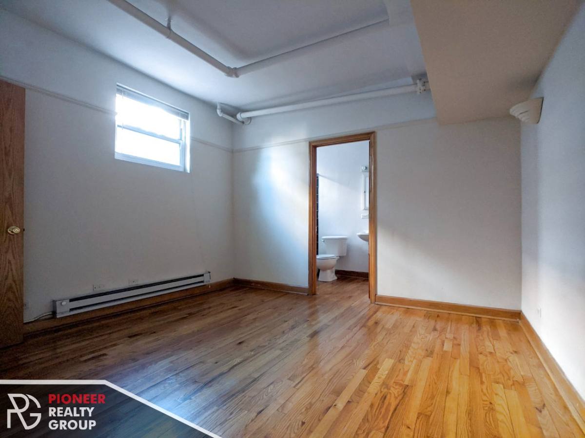 Apartment for rent at 947 W Cornelia, Chicago, IL 60657