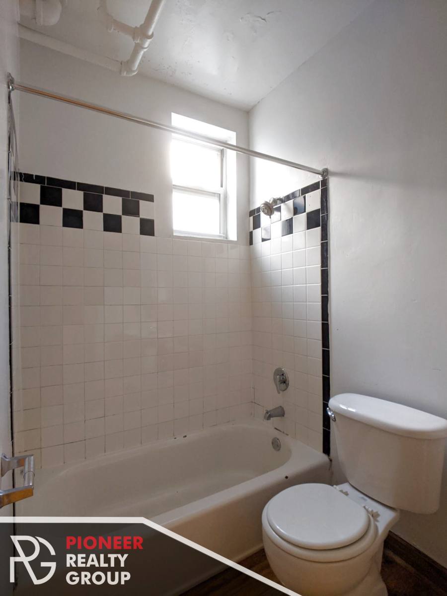 Apartment for rent at 947 W Cornelia, Chicago, IL 60657