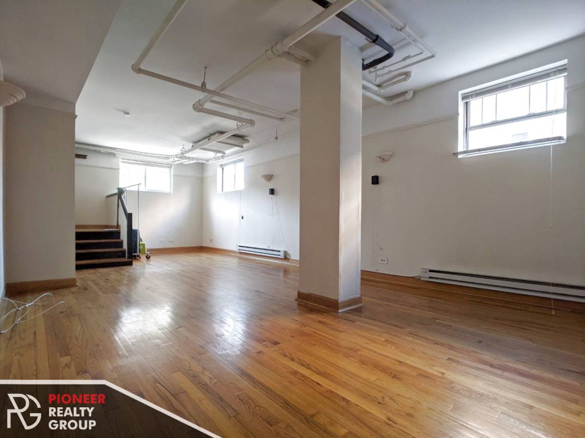 Apartment for rent at 947 W Cornelia, Chicago, IL 60657