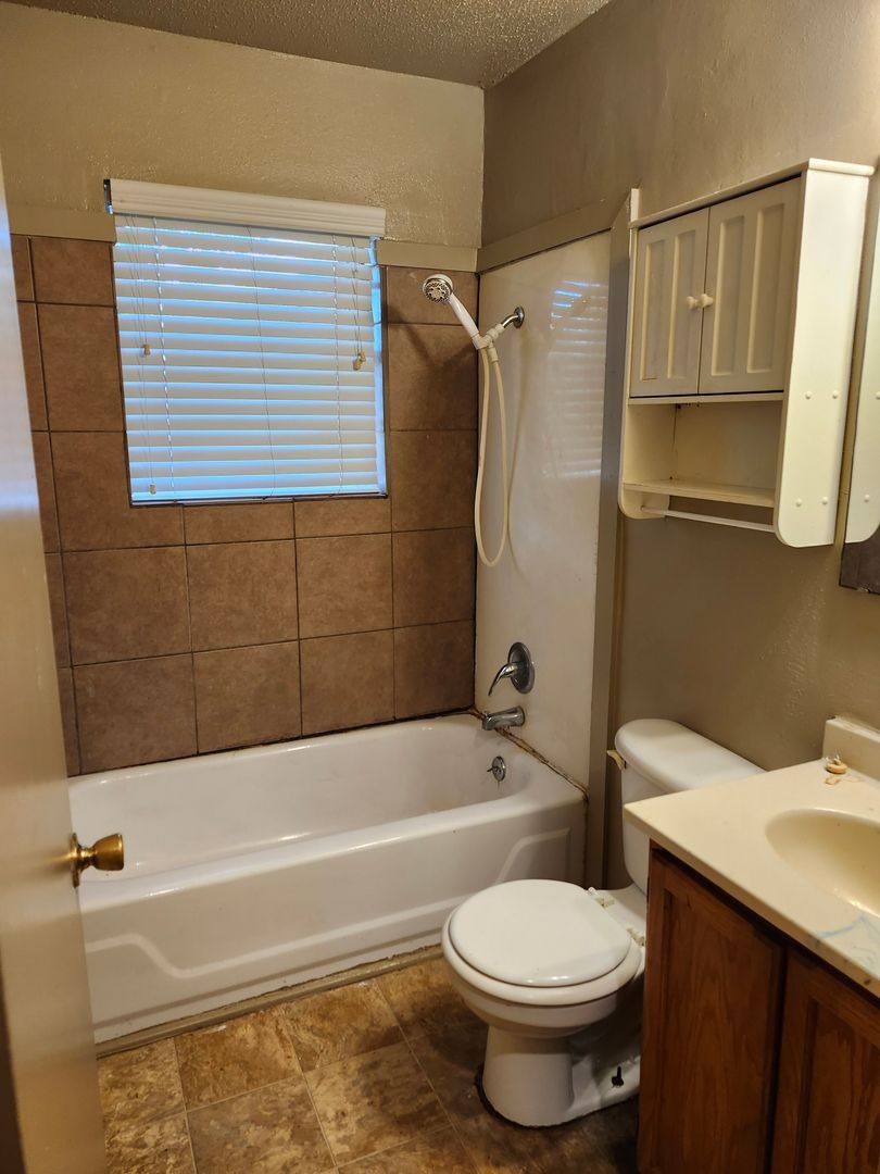Townhouse for rent at 1619 Longview St, Benton, AR 72015