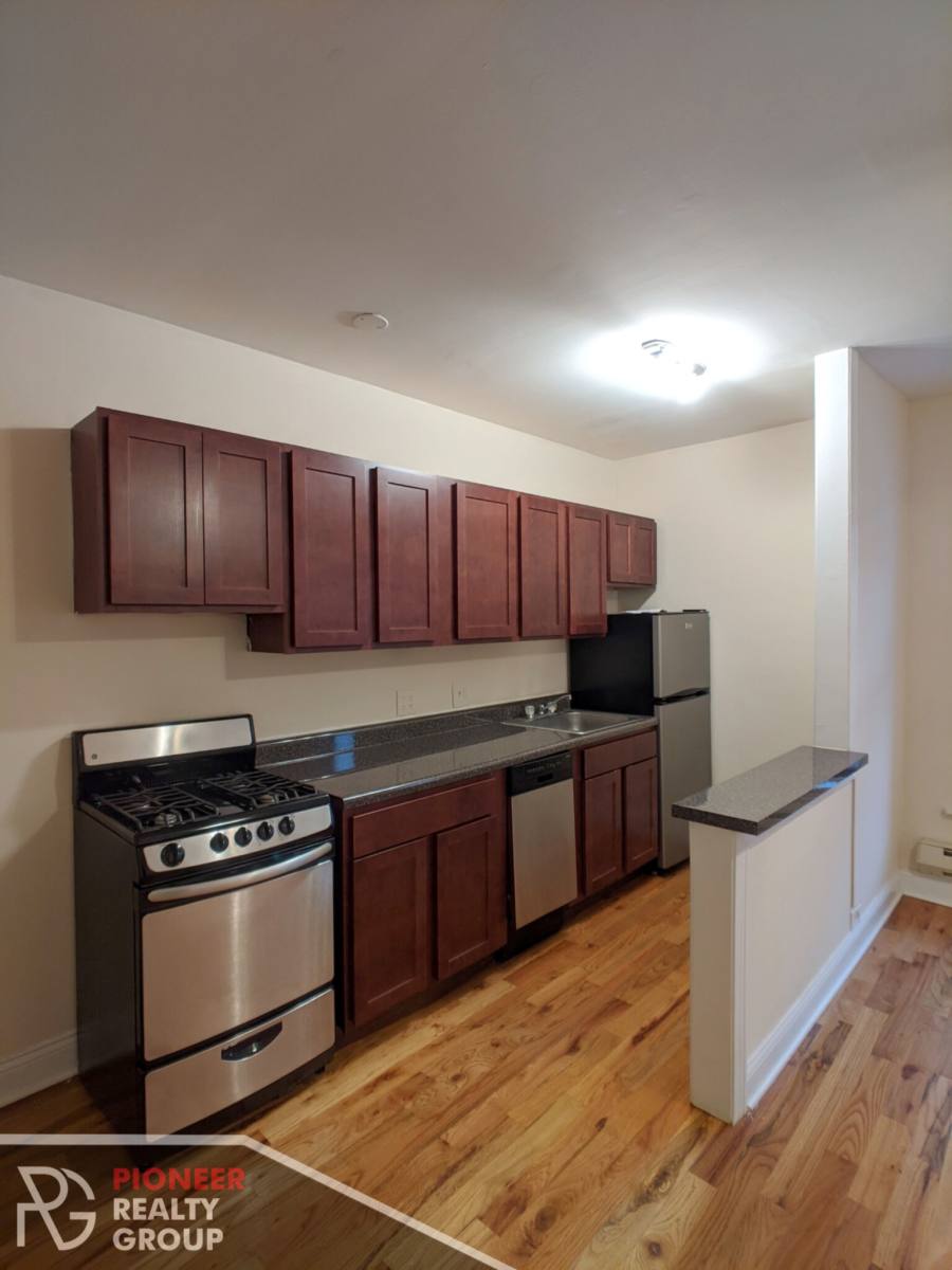 Apartment for rent at 815 W Cornelia, Chicago, IL 60657