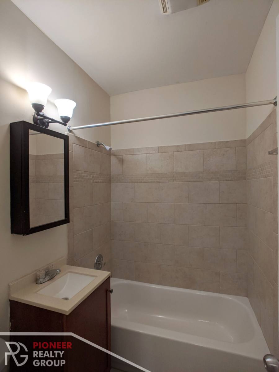 Apartment for rent at 815 W Cornelia, Chicago, IL 60657