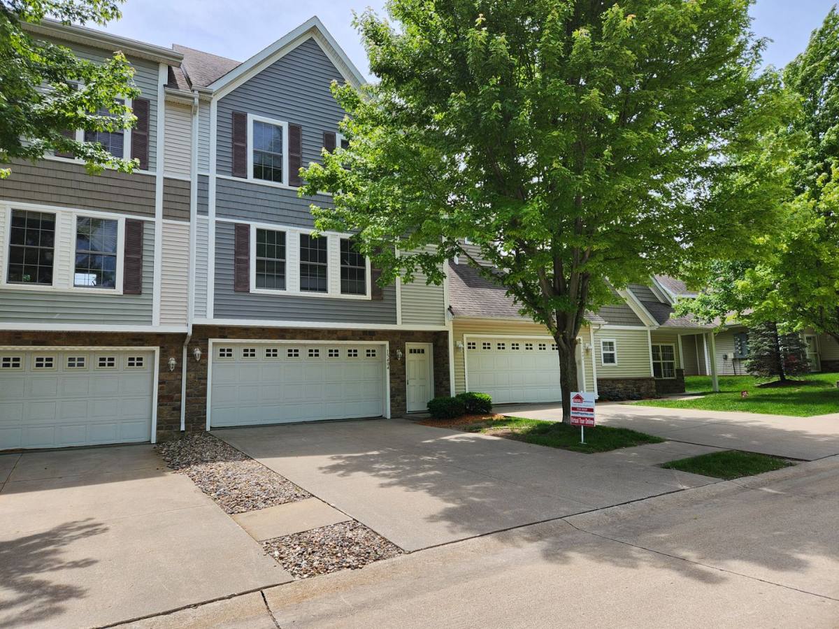 Townhouse for rent at 15404 Townsend Ave, Urbandale, IA 50323