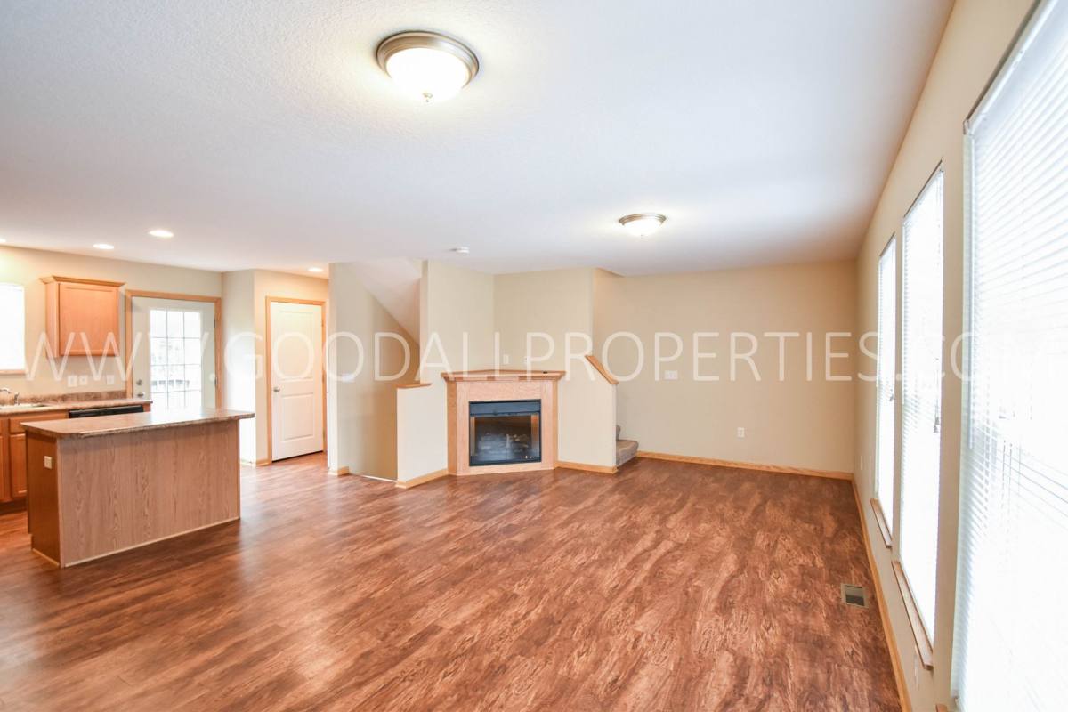 Townhouse for rent at 15404 Townsend Ave, Urbandale, IA 50323