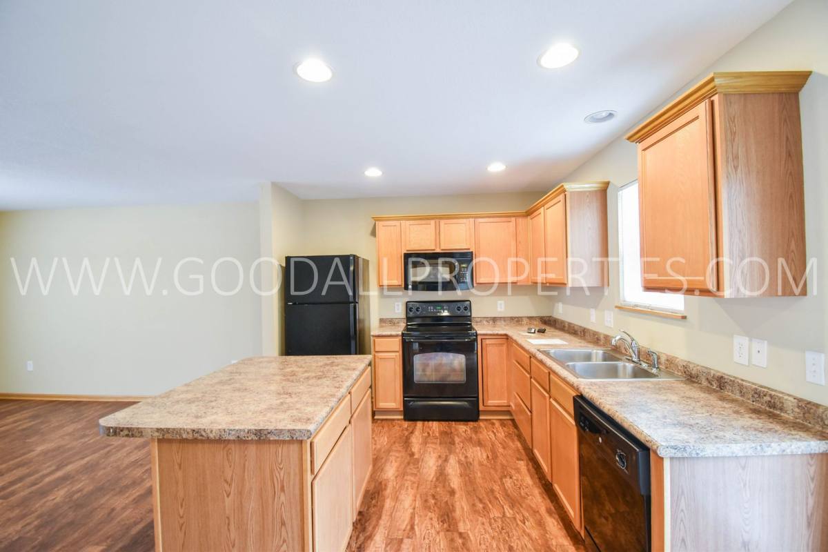 Townhouse for rent at 15404 Townsend Ave, Urbandale, IA 50323