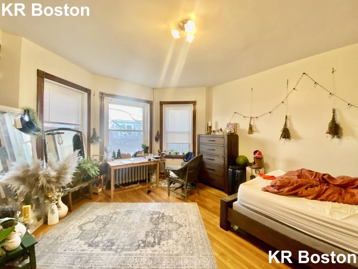 Apartment for rent at 21 Gibbs St #2, Brookline, MA 02446