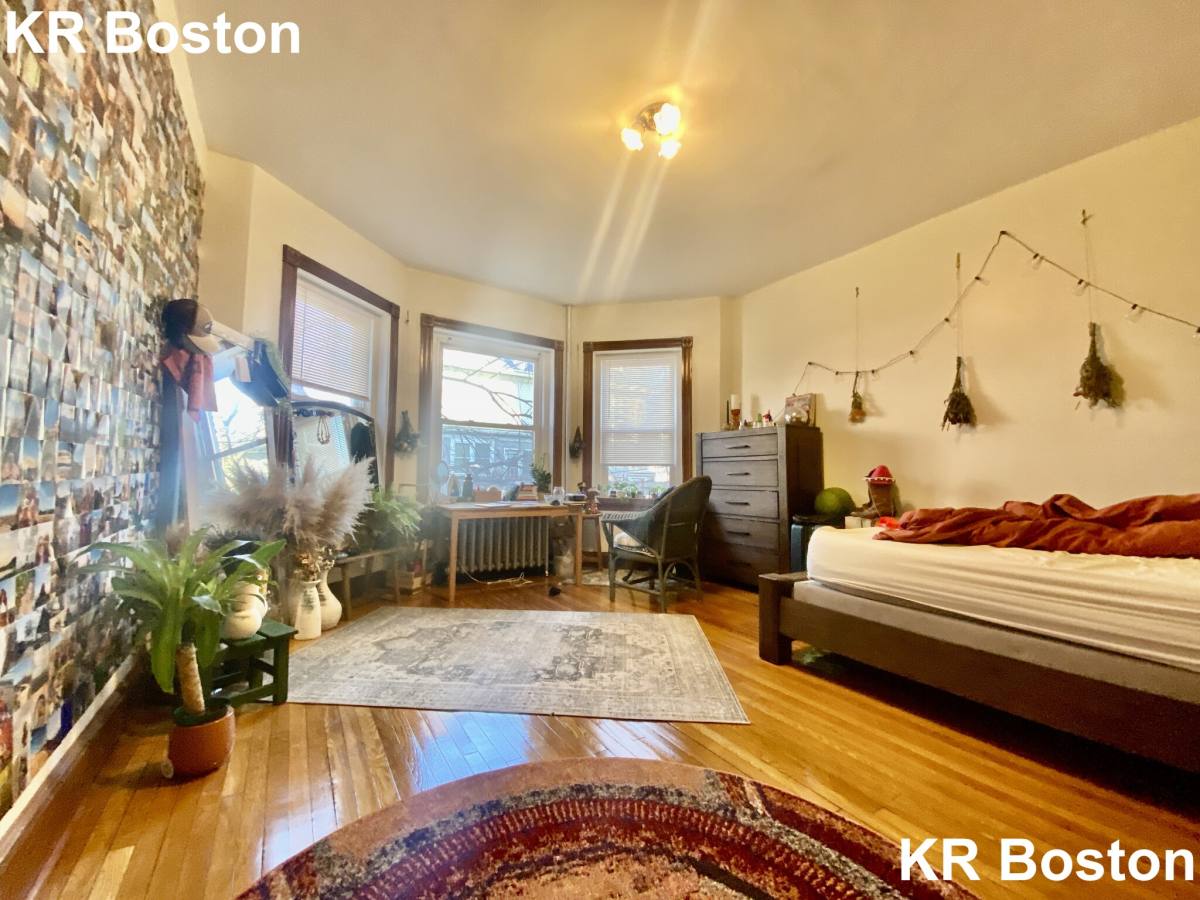 Apartment for rent at 21 Gibbs St #2, Brookline, MA 02446