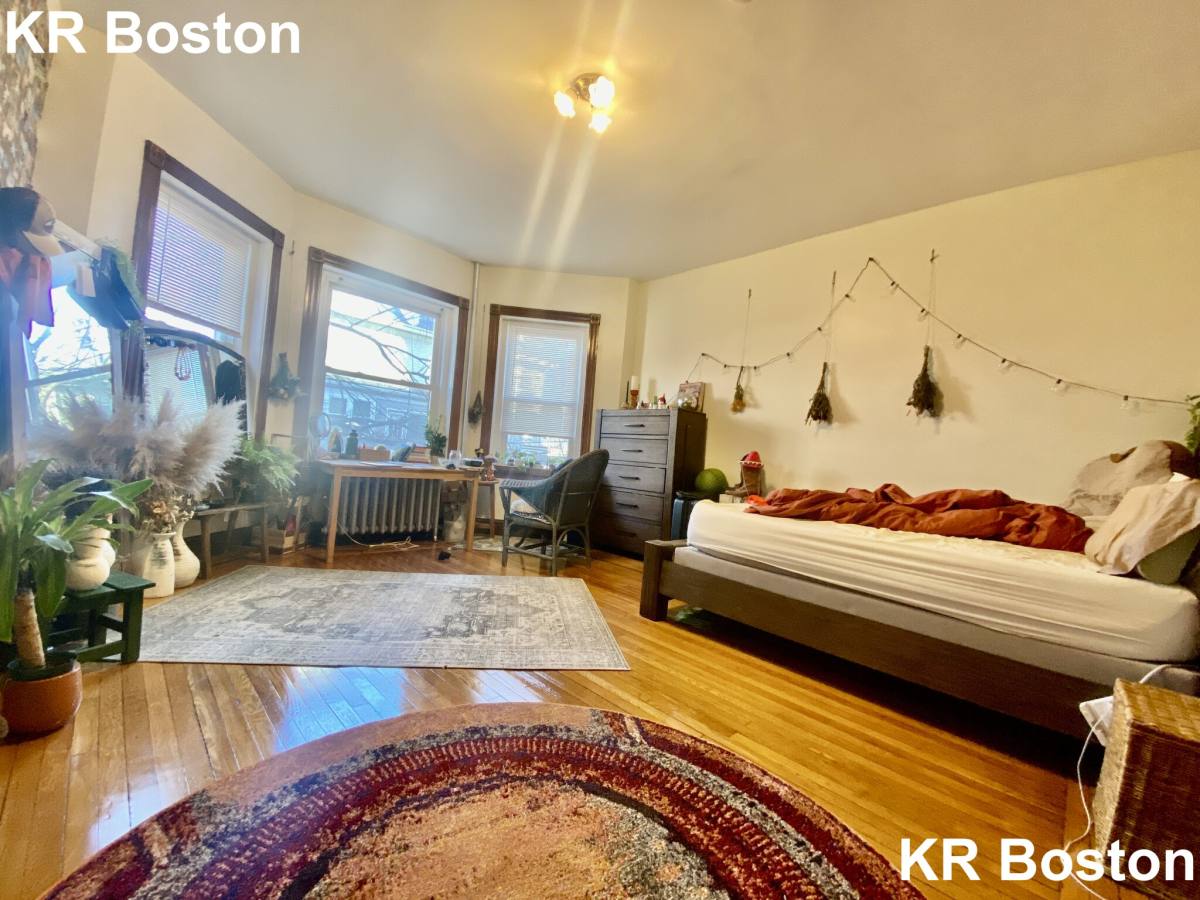 Apartment for rent at 21 Gibbs St #2, Brookline, MA 02446