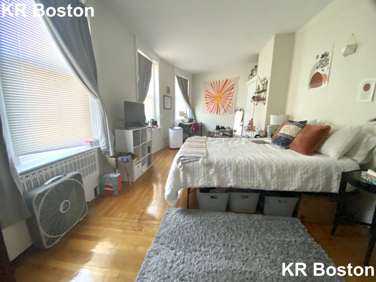 Apartment for rent at 1232 Beacon St #3, Brookline, MA 02446